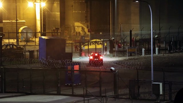 Greenpeace. Un feu d'artifice tiré au pied d'une piscine nucléaire