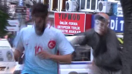 Arda Turan'ı Sopayla Kovaladı