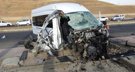 Üniversitelileri Taşıyan Servisle Halk Otobüsü Çarpıştı: 19 Öğrenci Yaralandı