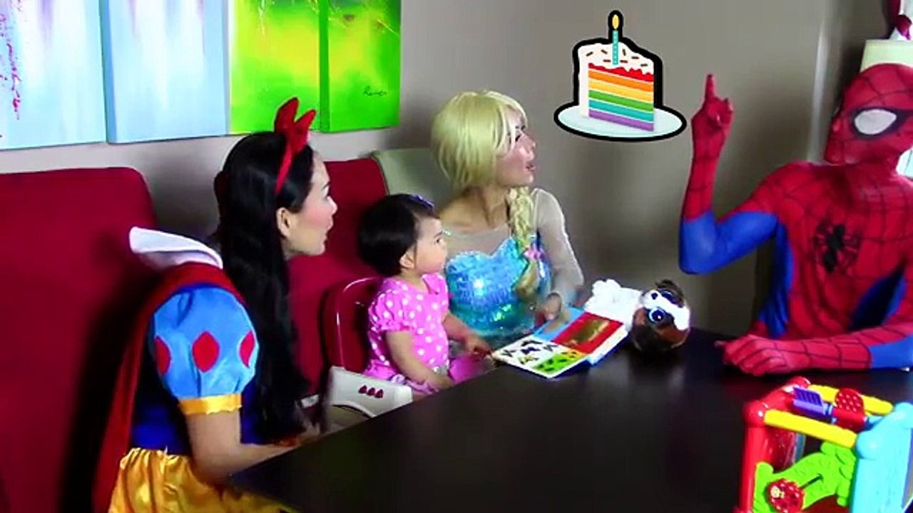 Spiderman Kisses Catwoman!? Frozen Elsa dumped? W/ Snow white