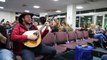 Quand ton avion est retardé en Irlande... concert celtique improvisé à l'aéroport !