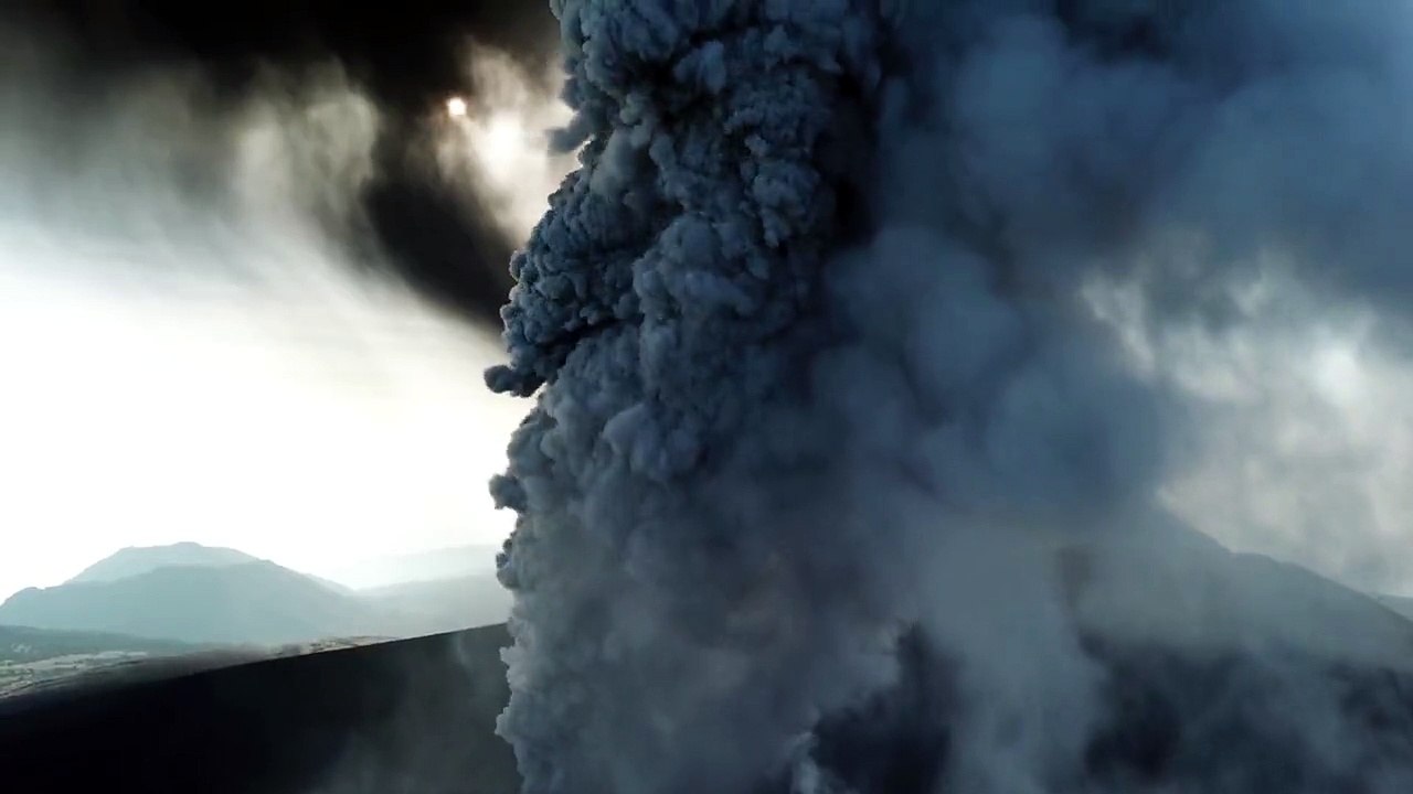 Spectaculaire éruption filmée d'un Drone au Volcan Shinmoedake au Japon