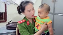 Cette policière allaite un bébé abandonné en Chine !