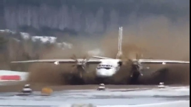 Décollage d'un avion sur une piste recouverte de 20cm de Boue !! Grosse frayeur...