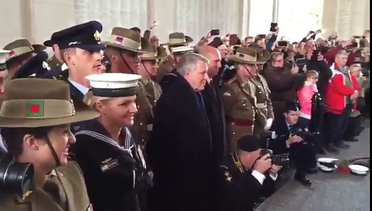 Des Néo-Zélandais réalisent un haka lors d'une cérémonie à la Porte de Menin