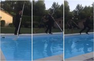 Mathieu pousse son papa en costume dans la piscine