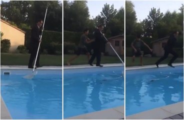 Mathieu pousse son papa en costume dans la piscine