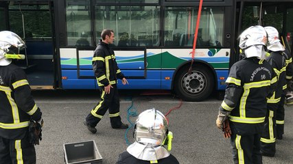 Une victime bloquée sous un bus : l’exercice