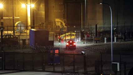 Feu d'artifice de Greenpeace devant une centrale nucléaire