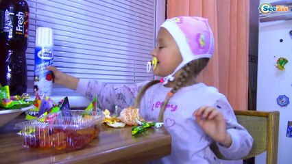 Bad Baby ВРЕДНЫЕ ДЕТКИ ПОГРОМ на КУХНЕ! Видео для детей Food Fight!