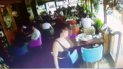 Hesap Ödemeye Giderken Masada Unuttuğu Telefonunu Çaldırdı, O Anlar Kameraya Böyle Yansıdı