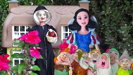 Story for Kids SNOW WHITE & THE 7 DWARFS - Kid-Friendly Fairy Tale With Disney Toys & Barbie Dolls