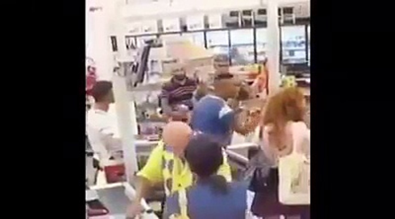 Trento, Immigrato spacca bottiglie in un negozio e all'arrivo della Polizia....