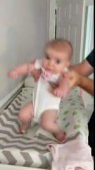 Le regard terrifié de ce bébé qui danse... Merci papa !