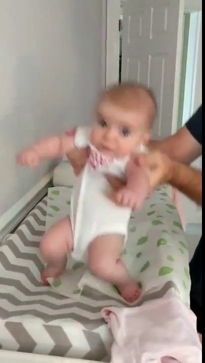 Le regard terrifié de ce bébé qui danse... Merci papa !