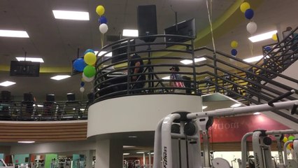 Ce vieux kiffe et danse derrière le DJ.. à la salle de sport !