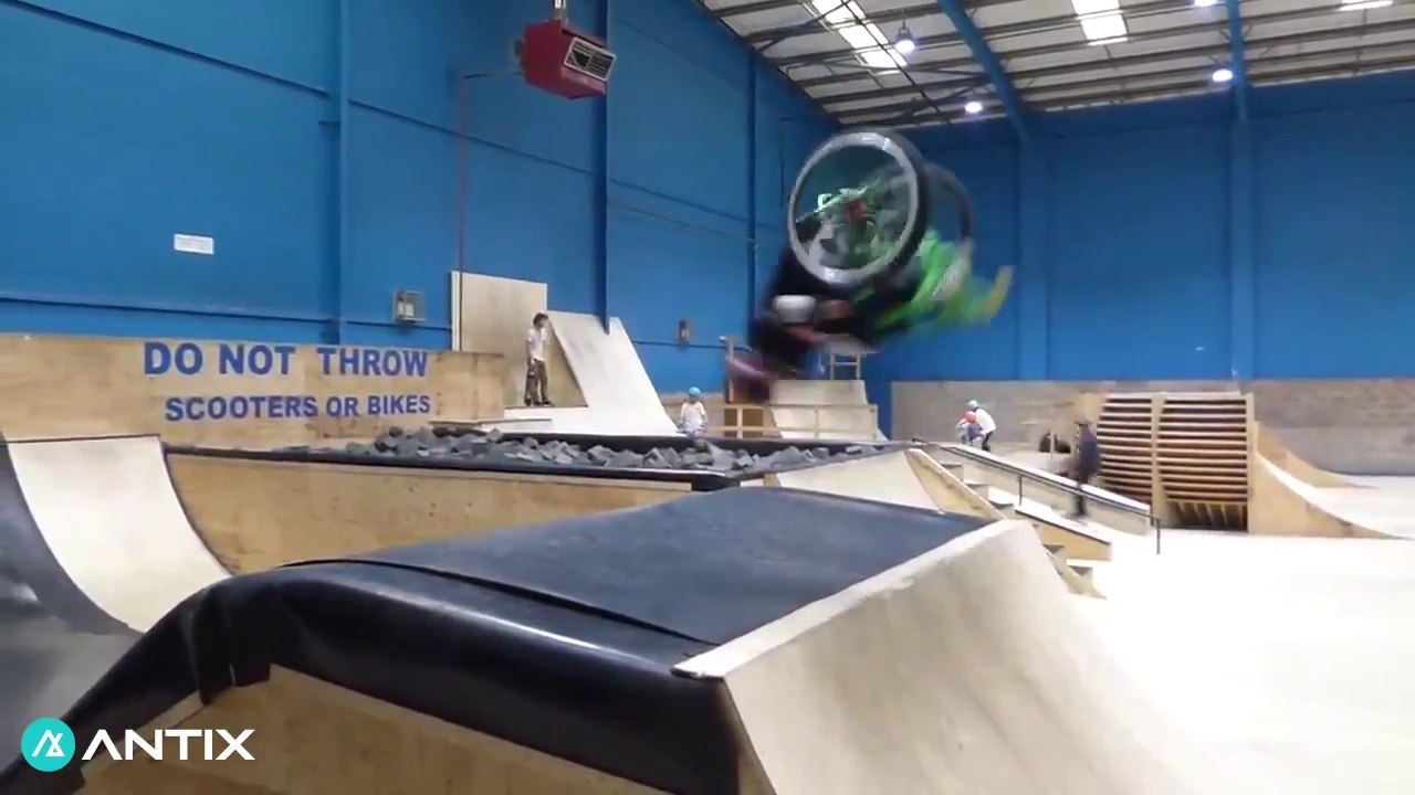 Backflip en chaise roulante à 13 ans seulement !