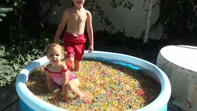 Ищем сюрпризы игрушки в бассейне с ORBEEZ шариками Орбиз Challenge surprise toys unboxing