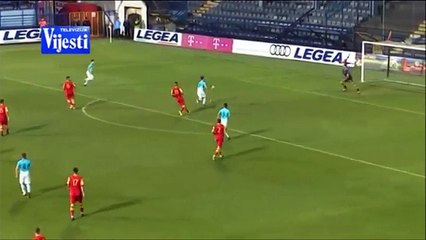 Guarda-redes do Man. City 'passou-se' e... deu cabeçada em adversário