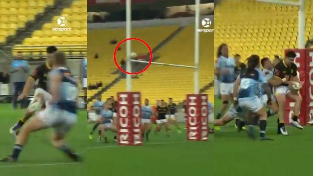 Un coup de pied par-dessus ultra chanceux