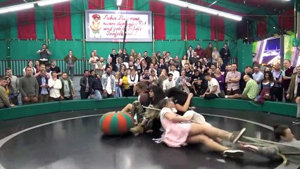 Des filles tentent de résister à la « Roue du Diable » pendant l’Oktoberfest