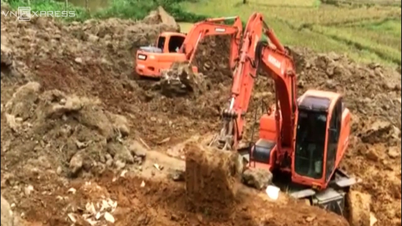 Cả trăm người đào bới tìm 18 nạn nhân bị đất đá vùi lấp