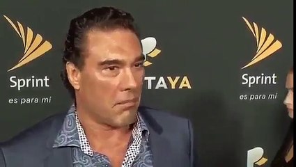 Eduardo Yáñez agrede a reportero en alfombra roja