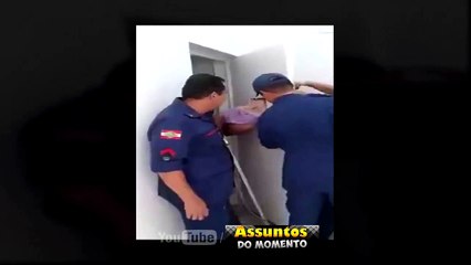 Ladrão fica preso na porta