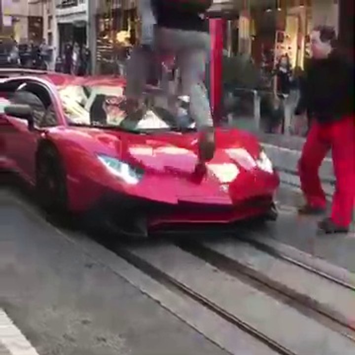 Ce débile saute sur une Lamborghini Aventador et va vite le regretter