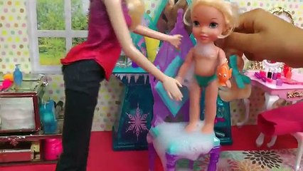 Bath ICE Trouble ! Elsa & Anna toddlers ! Bubbles - Foam - Messy floor