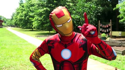 Dondurulmuş Elsa Örümcek Adam FORK PRANK! Joker Snow White Wonder Woman Tuvalet Prank