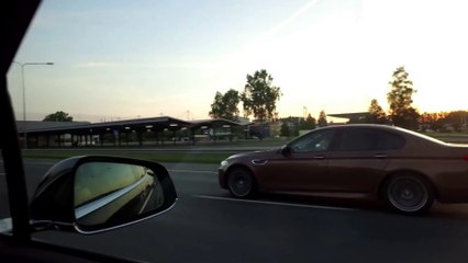 Une BMW et une Tesla qui faisaient la course ont une grosse surprise sur une autoroute russe