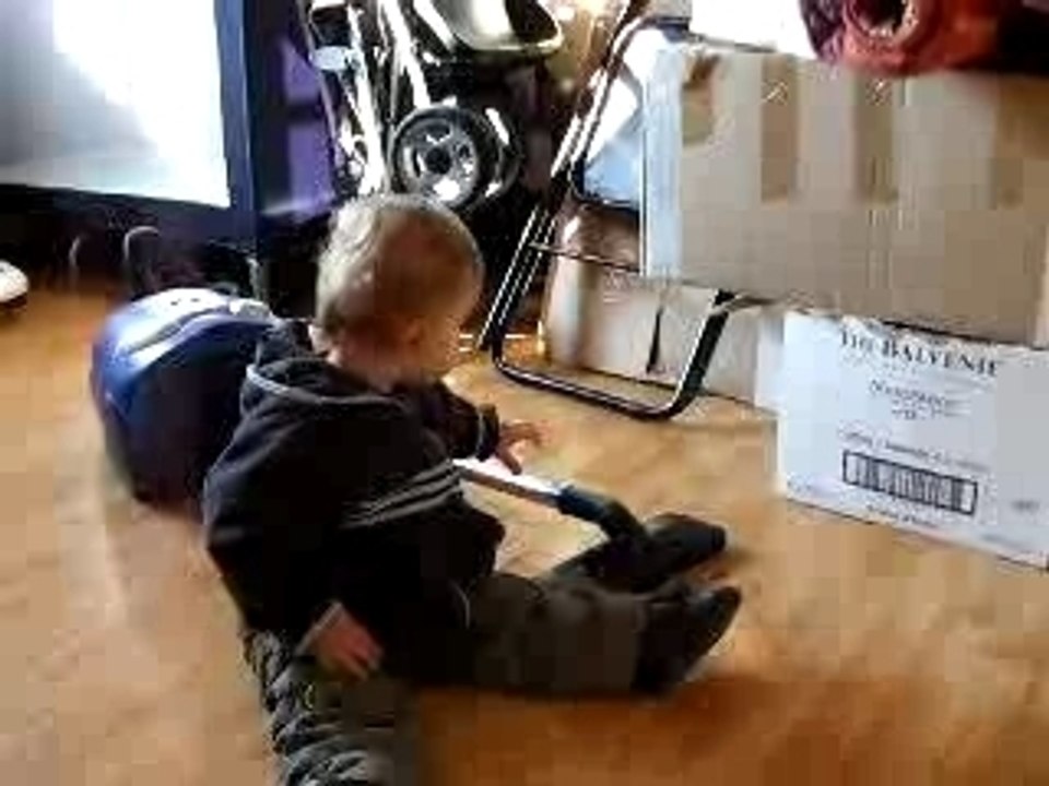 Nathan et son aspirateur