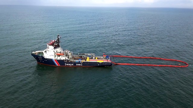 Exercice POLMAR au large de Saint-Nazaire. Vidéo de la Marine Nationale