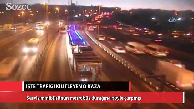 Servis minibüsünün metrobüs durağına böyle çarpmış