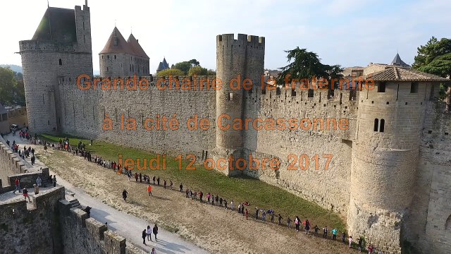 Fraternité Générale : les élèves entourent la cité de Carcassonne