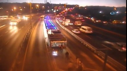 Metrobüs Yoluna Giren Servis Minibüsü Kamerada