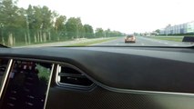Surprise pendant une course entre une Tesla et une BMW