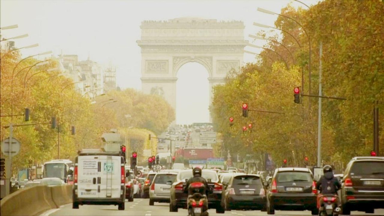 Parigi dice addio alle auto a benzina entro il 2030