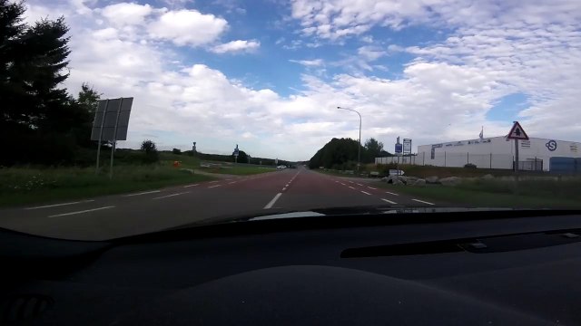 Une Audi RS3 8P fait un tout droit dans un champ
