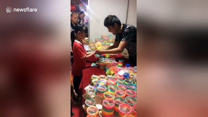 Mindbending! Slinky master wows children with skills