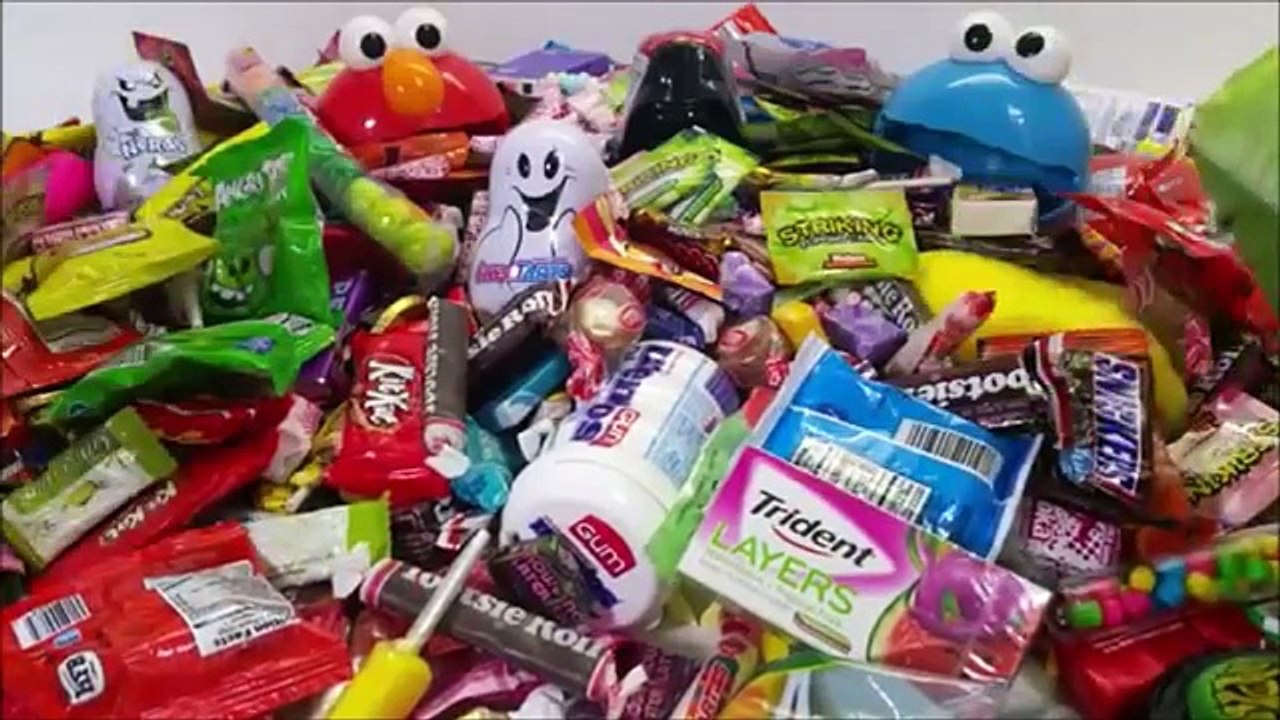 A lot of Candy with Hulk Elmo Toy Surprises, Party in My Tummy