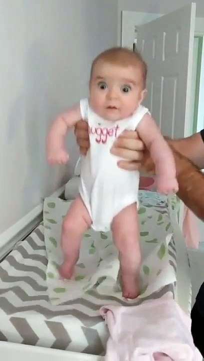 Ce bébé a l'air effrayé quand son papa le fait danser