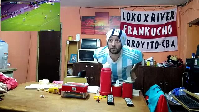 Padre e hijo se vuelven locos con los goles de Messi