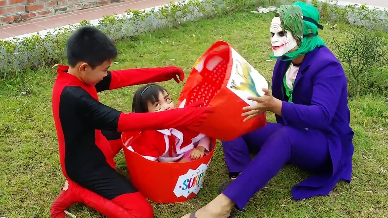 Vampire Baby Scares Deadpool, Elsa baby w/ Funny Pranks Frozen Elsa Fun Superheroes