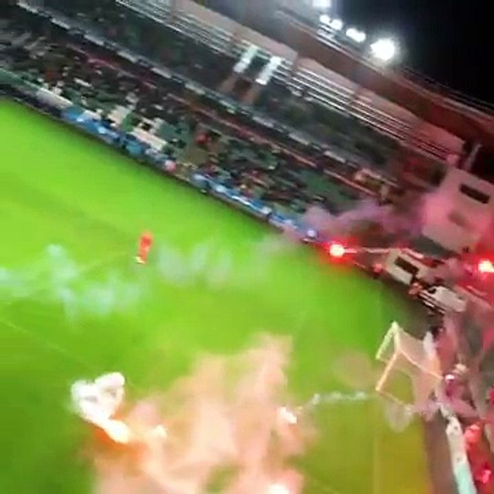 Les supporters bosniaques mettent le feu à la pelouse suite à la non-qualification au Mondial 2018