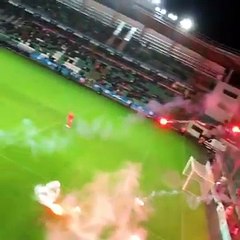 Les supporters bosniaques mettent le feu à la pelouse suite à la non-qualification au Mondial 2018