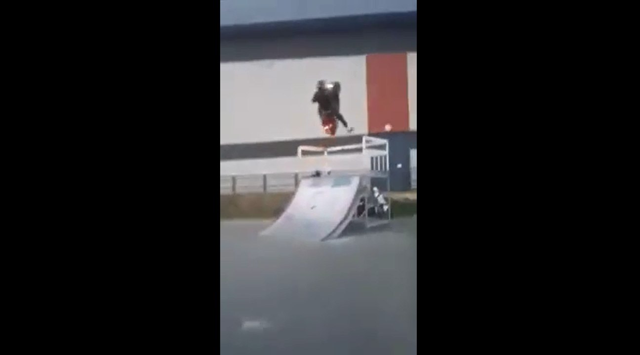 Un jeune en scooter a pété les plombs.