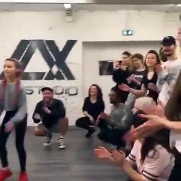 Guardate come balla questa bambina! Noi già l'amiamo!