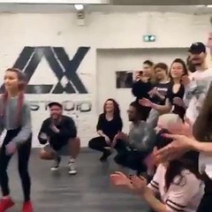 Guardate come balla questa bambina! Noi già l'amiamo!